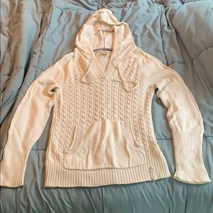 Cable knit hooded sweater with pocket